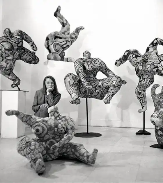 Image de Niki de Saint-Phalle avec ses NANAS